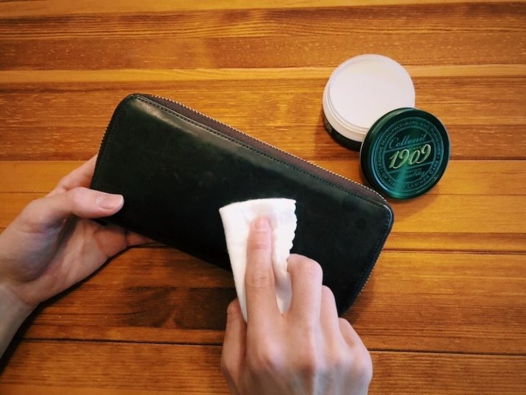 革財布の《汚れの落とし方6選》手垢・手汗の黒ずみはコレで取れる！