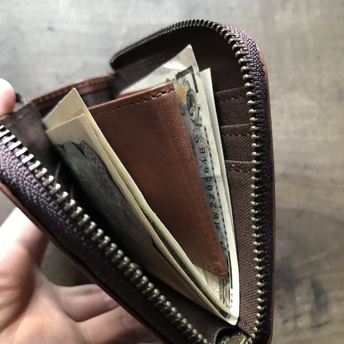 sliceのコンパクト財布に紙幣を入れたところ