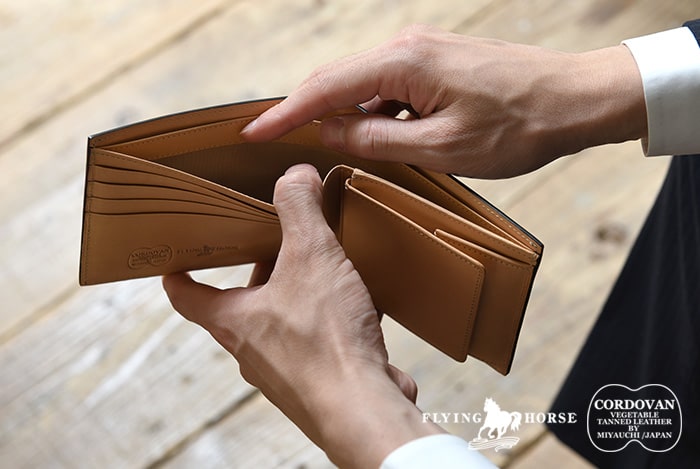 フライングホースのコードバン二つ折り財布の内装