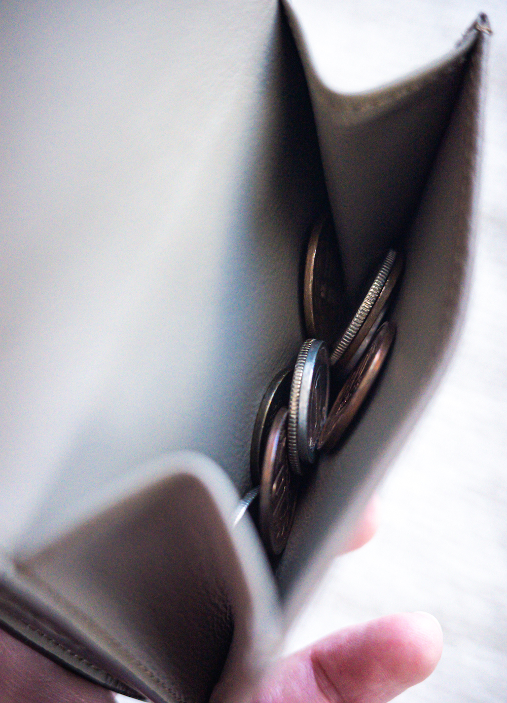 BONAVENTURA（ボナベンチュラ）のメンズ三つ折り財布の小銭入れは中が見やすい