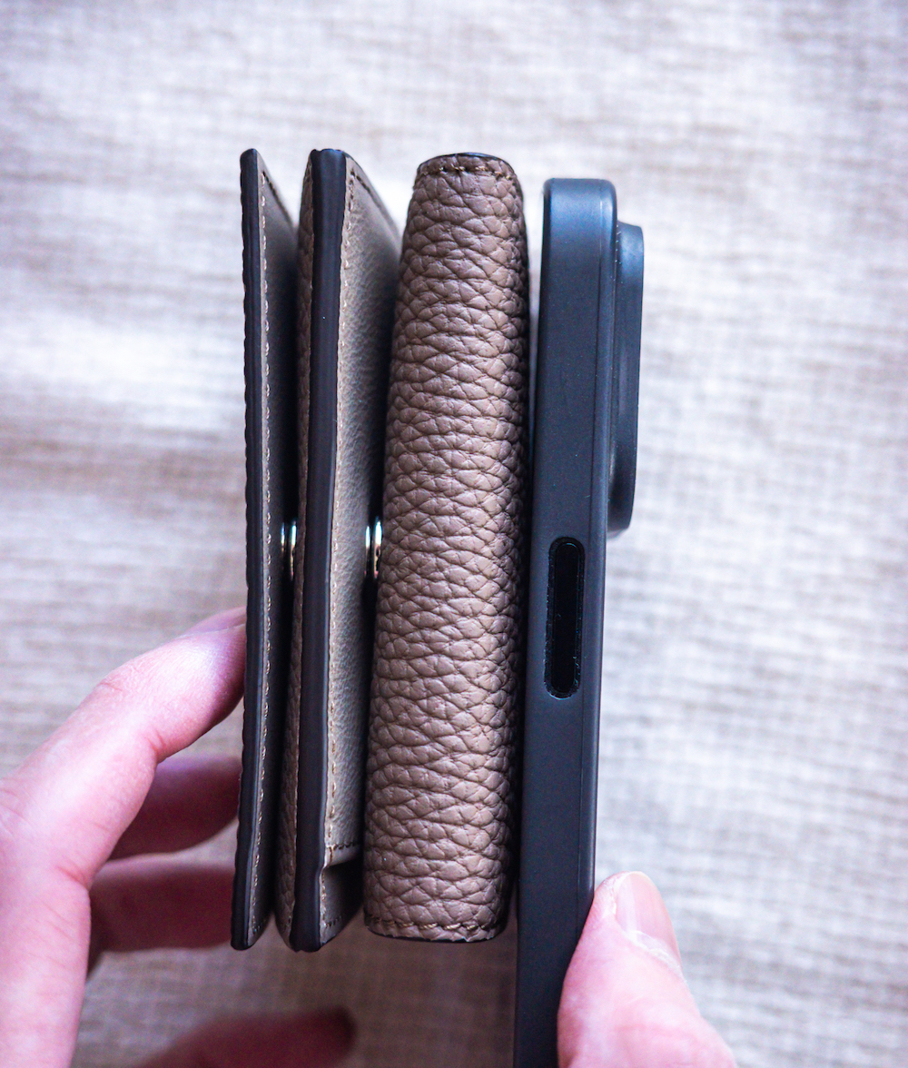 BONAVENTURA（ボナベンチュラ）のメンズ三つ折り財布とiPhoneの厚さ比較