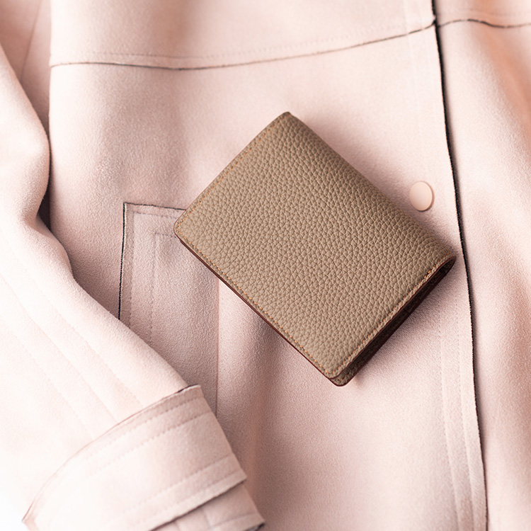 大峽製鞄の二つ折り財布の使用イメージ