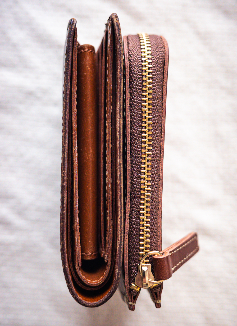 土屋鞄製造所『ディアリオ ハンディLファスナー』と二つ折り財布の薄さの比較