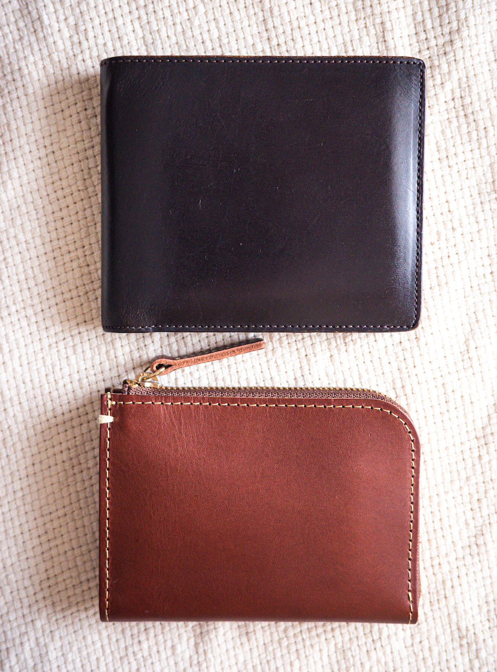 土屋鞄製造所『ディアリオ ハンディLファスナー』と二つ折り財布のサイズ比較