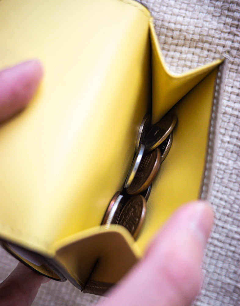 BONAVENTURA（ボナベンチュラ）三つ折り財布の小銭入れにはマチがあるから取り出しやすい