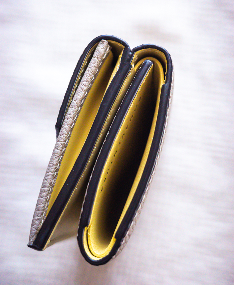 BONAVENTURA（ボナベンチュラ）三つ折り財布はきちんとコバ処理されている