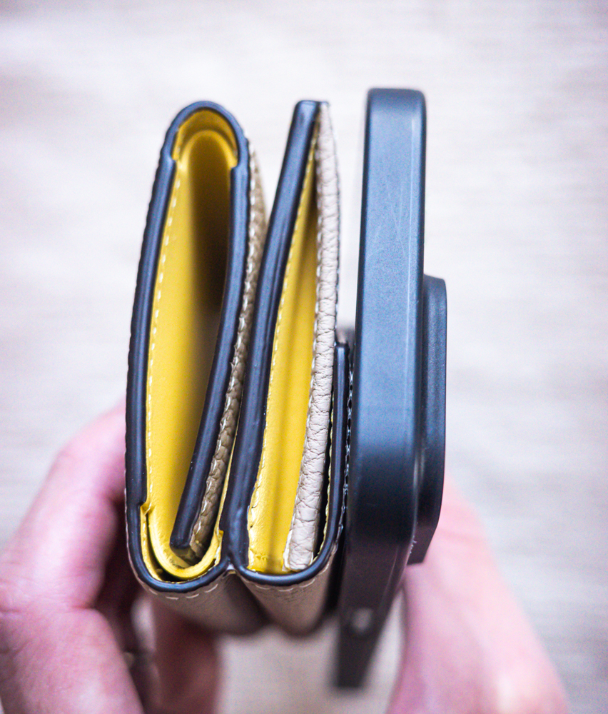 BONAVENTURA（ボナベンチュラ）三つ折り財布とiPhone14proとの厚さ比較