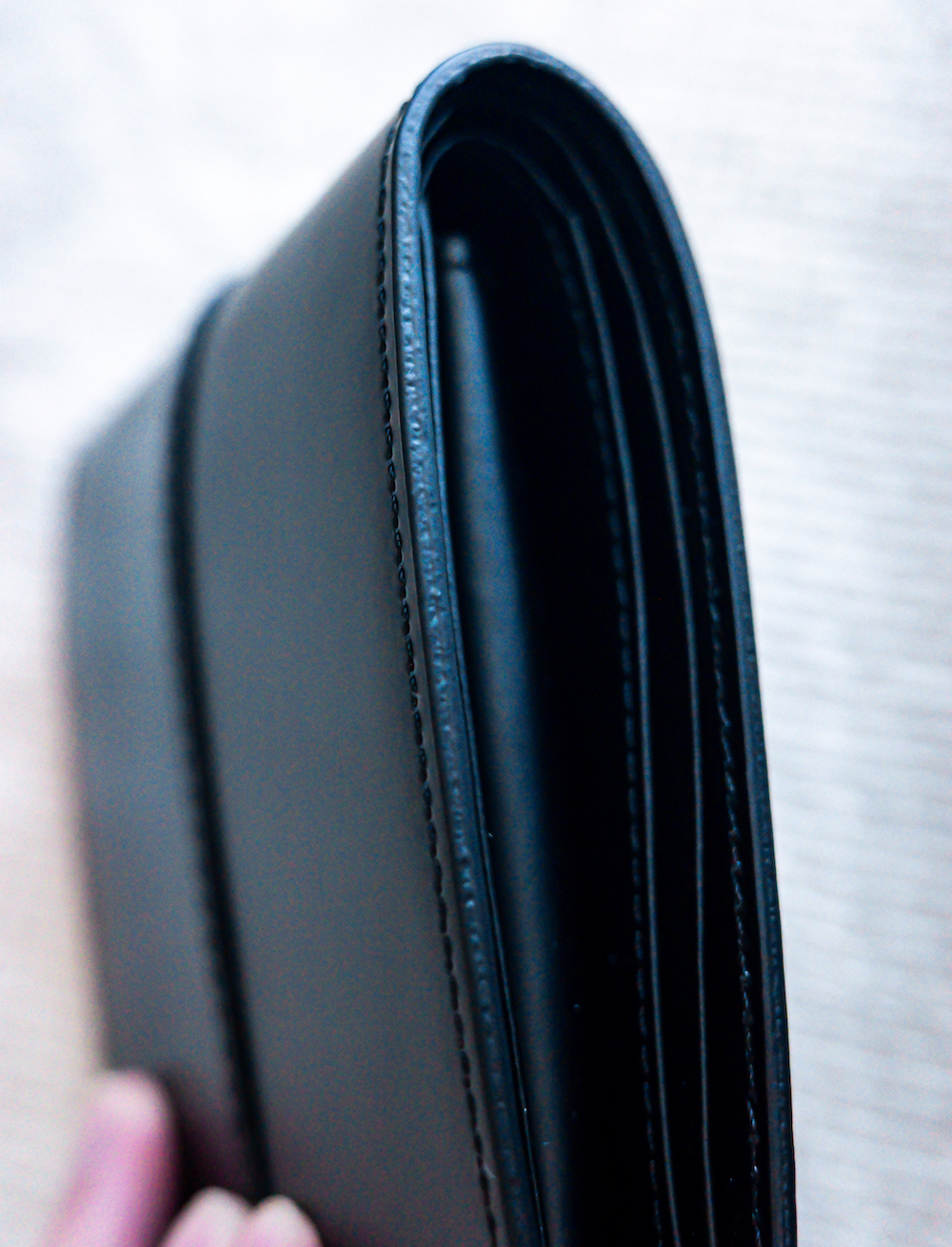 黒川鞄工房つや無しコードバン二つ折り財布は丁寧にコバ処理されている