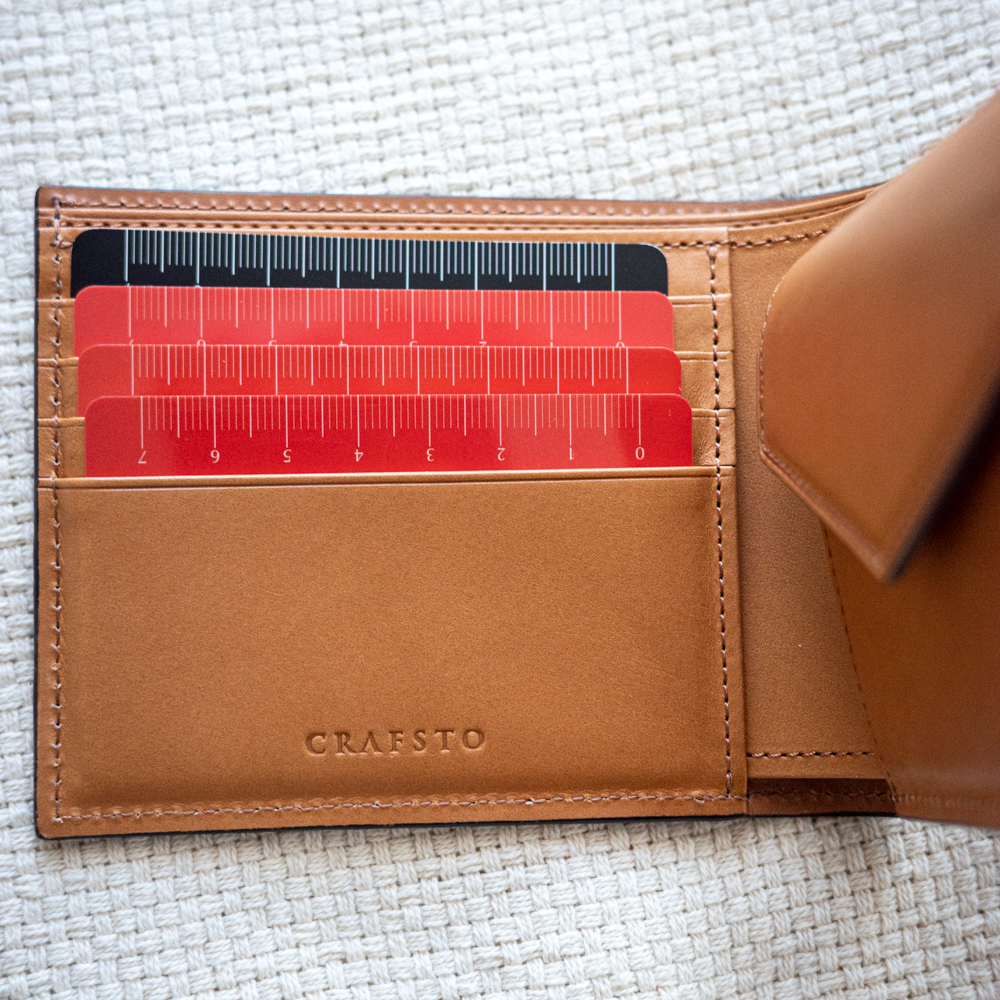 CRAFSTO（クラフスト）のシェルコード版二つ折り財布のカード入れにカードを入れた様子