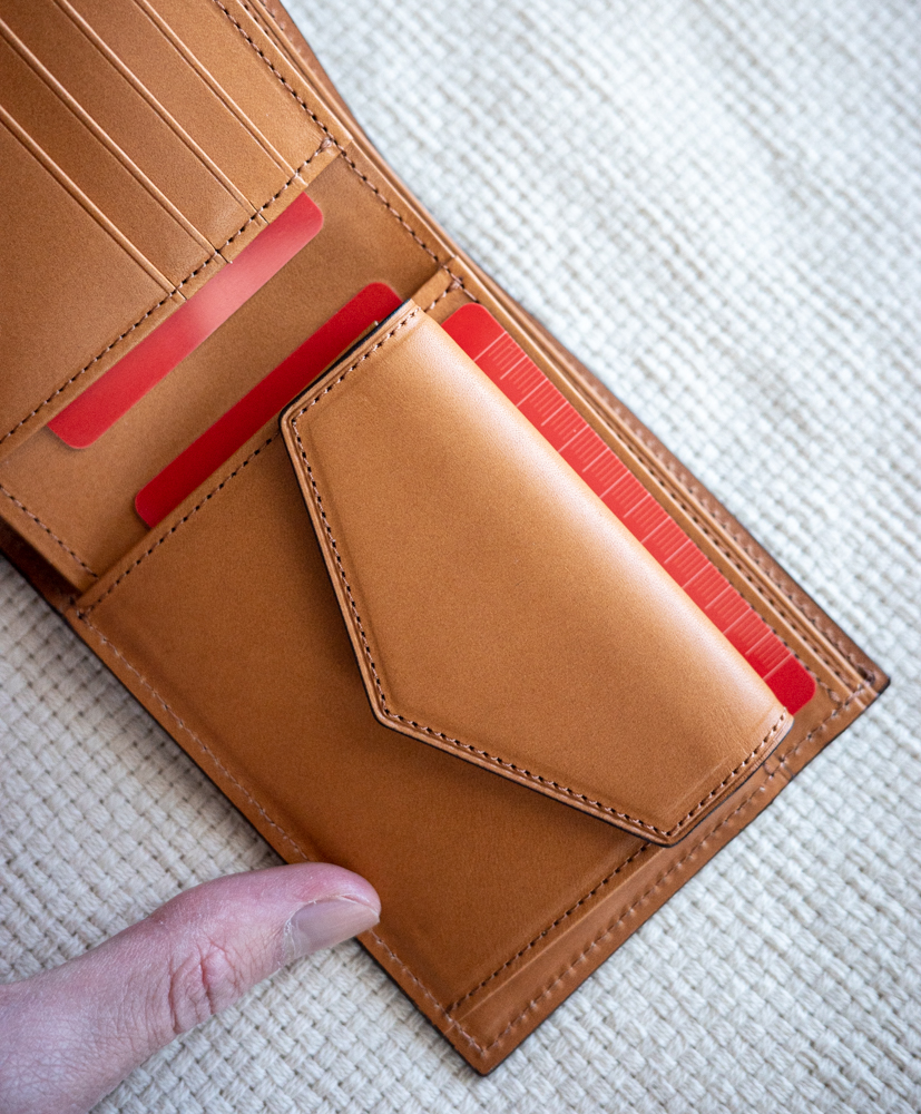 CRAFSTO（クラフスト）のシェルコード版二つ折り財布にはフリーポケットがあり使いやすい