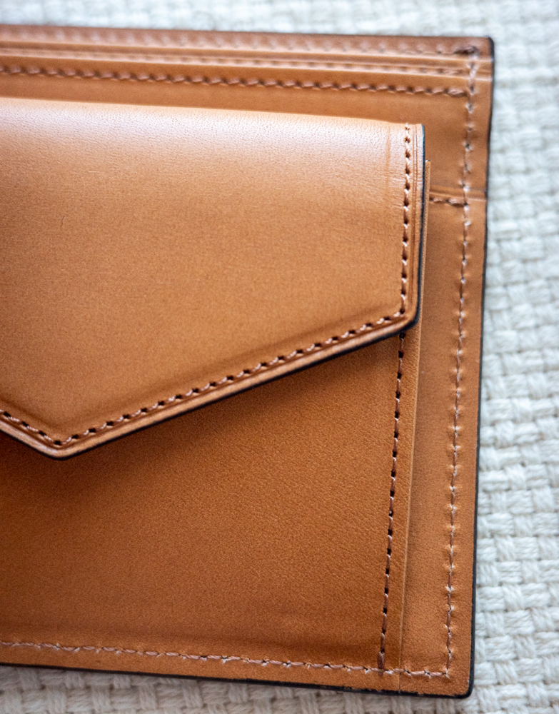 CRAFSTO（クラフスト）のシェルコード版二つ折り財布は細かな部分まで縫製が丁寧