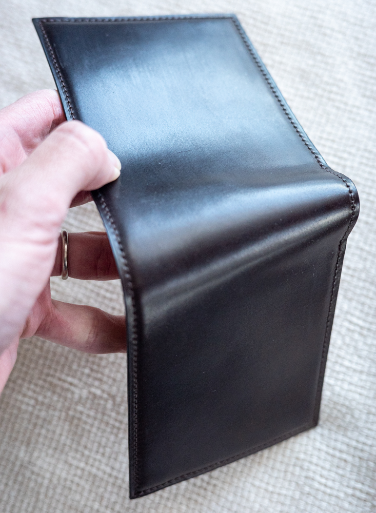 CRAFSTO（クラフスト）のシェルコード版二つ折り財布を広げると革の光沢感が分かりやすい