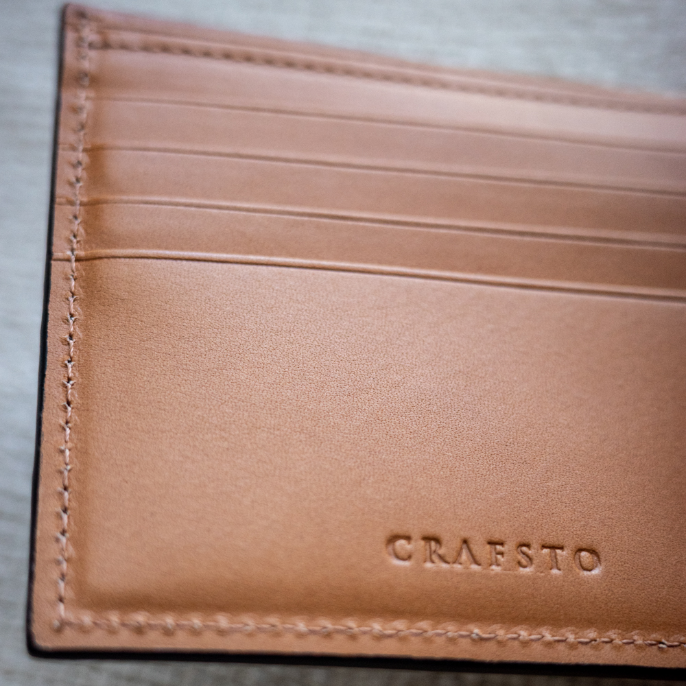 CRAFSTO（クラフスト）のシェルコードバン二つ折り財布の使いはじめは革が硬くてカードを入れづらい