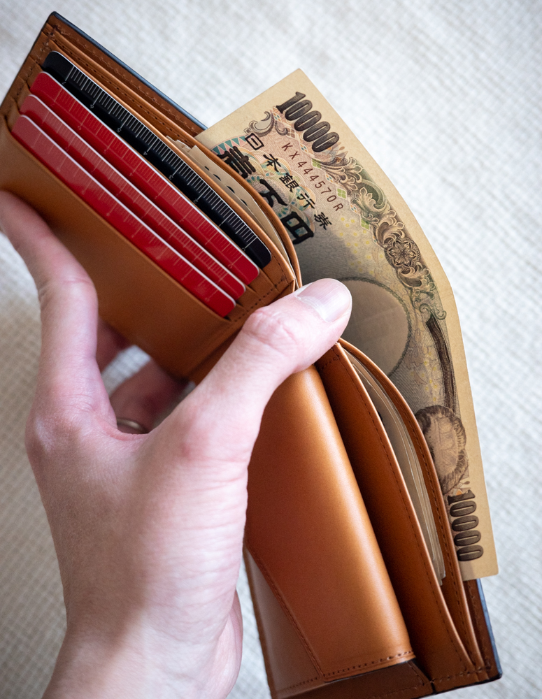 CRAFSTO（クラフスト）のシェルコード版二つ折り財布の札入れは1万円札でもラクラク入る