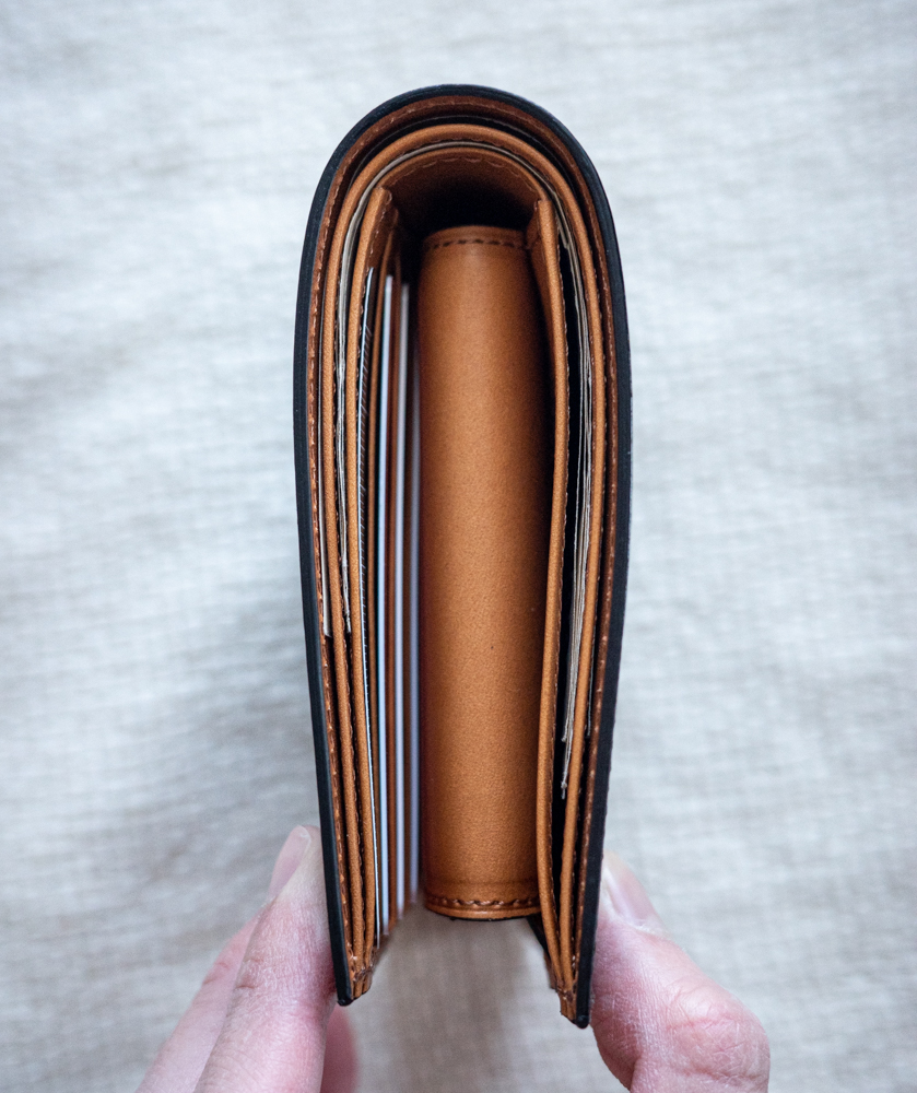 CRAFSTO（クラフスト）のシェルコード版二つ折り財布に中身を入れた時の厚さ