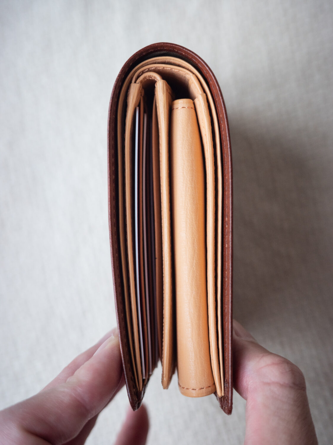 CYPRIS（キプリス）のベロ付き二つ折り財布は厚さがある
