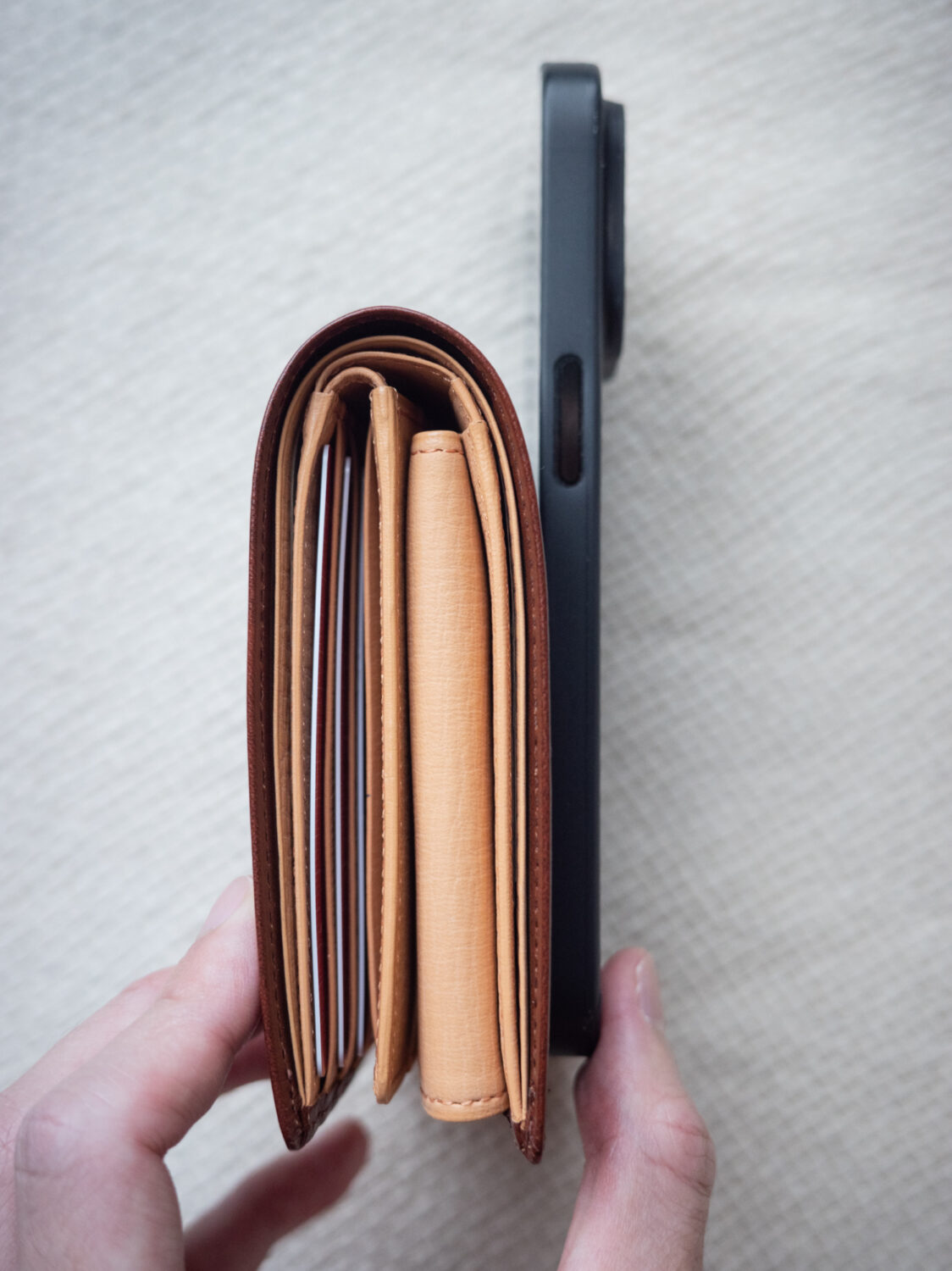 CYPRIS（キプリス）のベロ付き二つ折り財布の厚さ比較