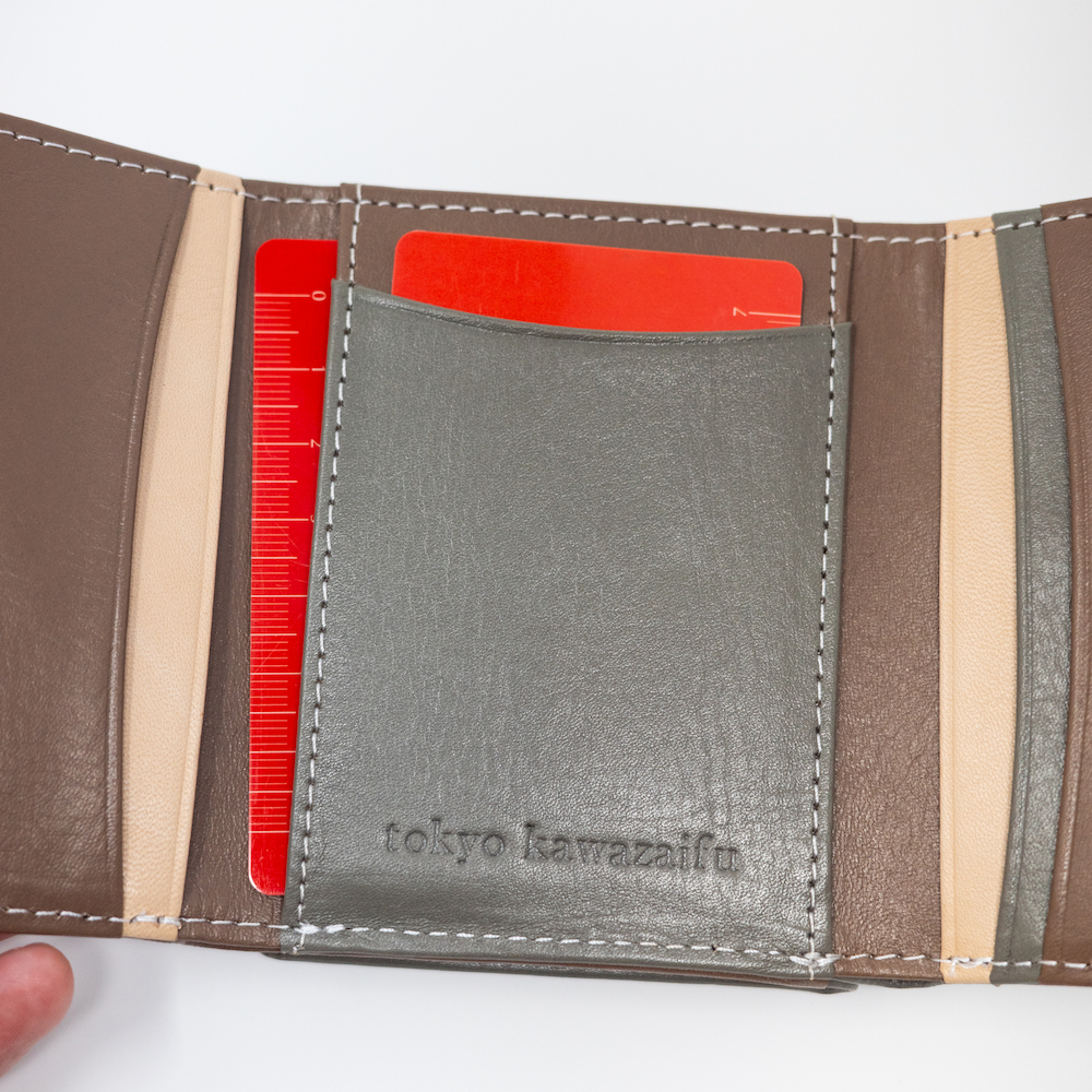 イーモノ「コンパクト三つ折りがま口財布」の中央のカードポケット