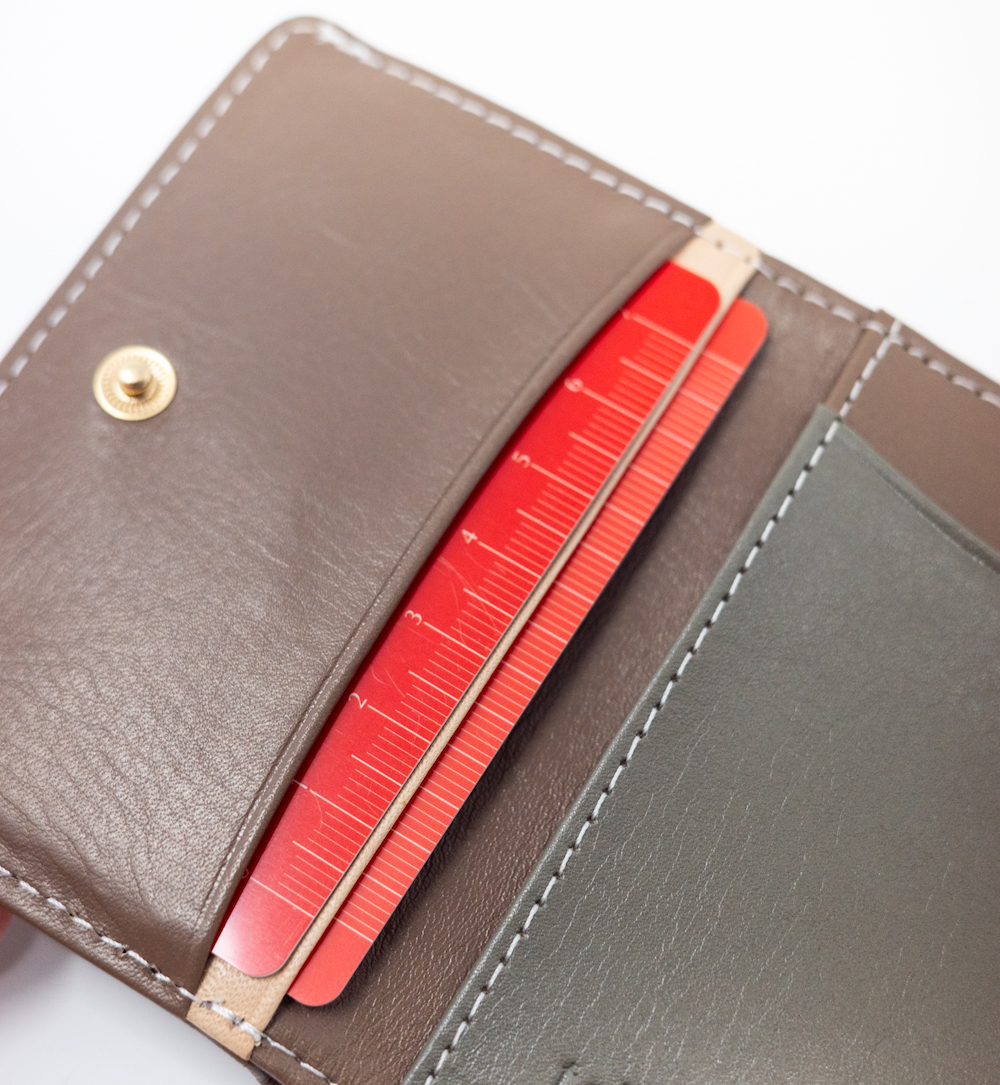 イーモノ「コンパクト三つ折りがま口財布」の右のカードポケット