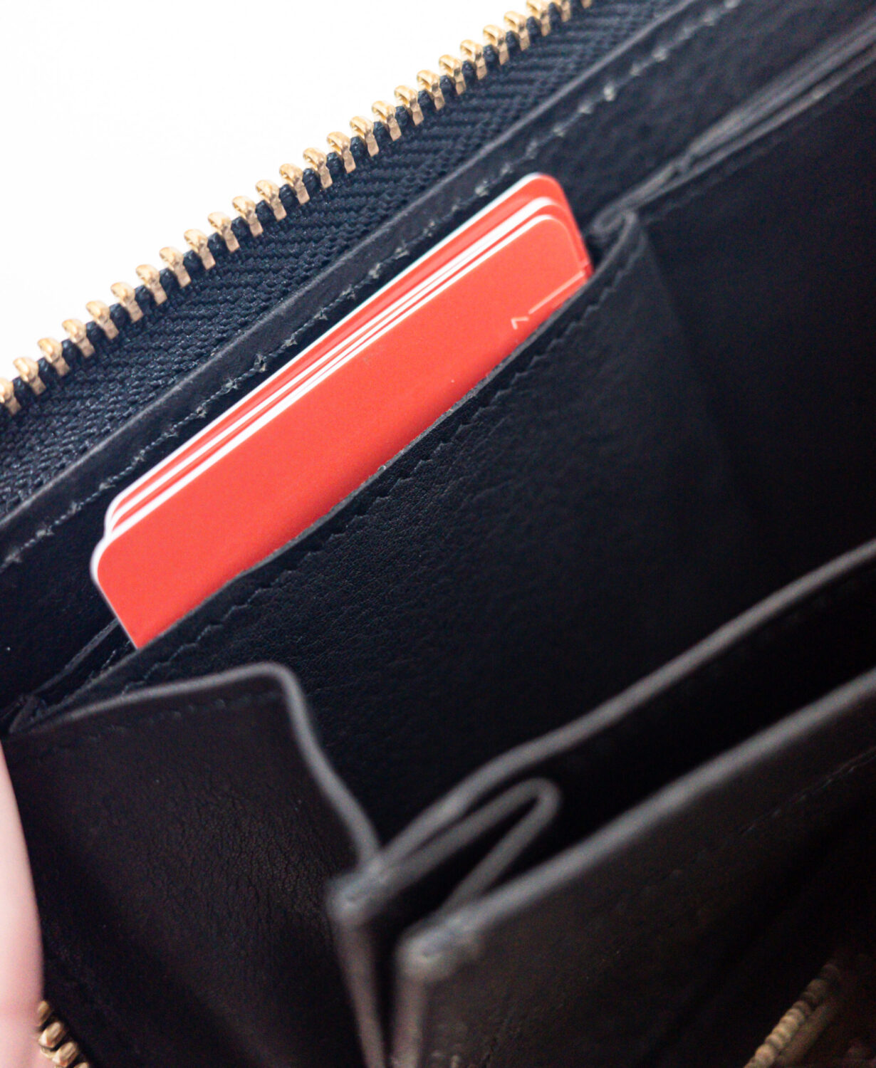 JAPAN FACTORY（ジャパンファクトリー）栃木レザー 小さい長財布「TIDY2.0」L字ファスナー 長財布の手前のカードポケットには4枚ほどカードが入る