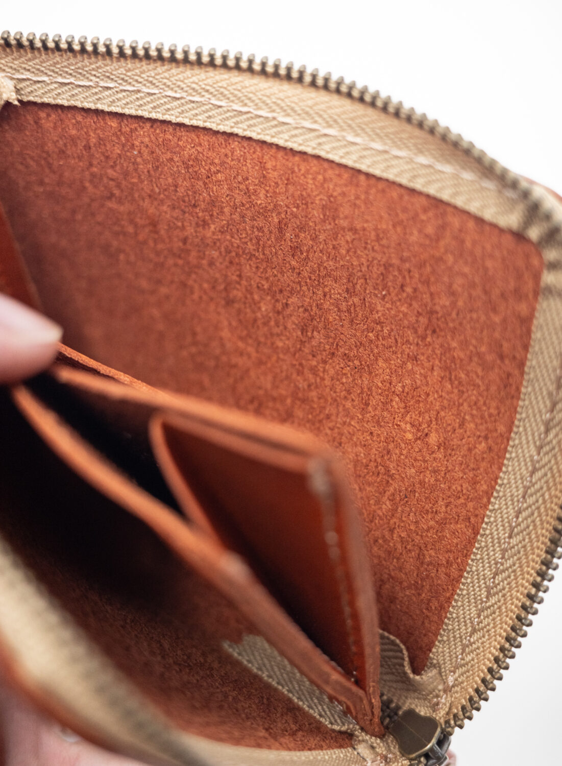 ネイティブ クリエイションのL字ファスナー薄型ミニ財布の裏地は革のくずが落ちやすい
