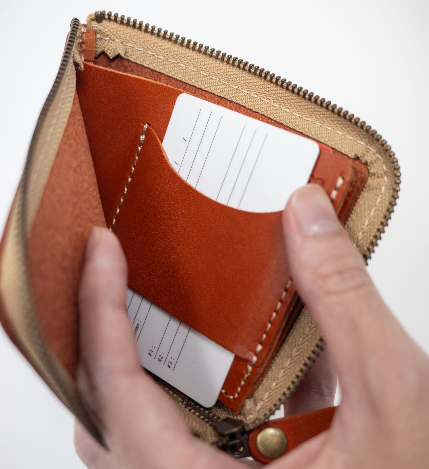 ネイティブ クリエイションのL字ファスナー薄型ミニ財布の内側ポケットのカードを入れた様子