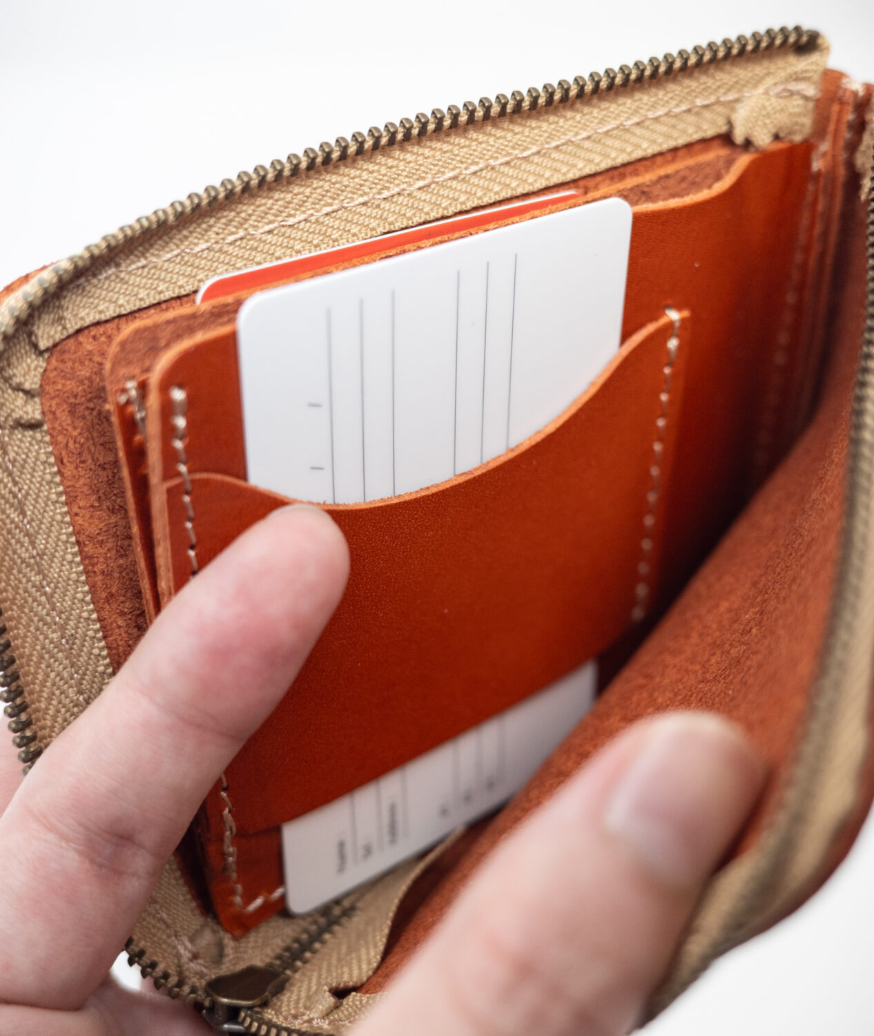 ネイティブ クリエイションのL字ファスナー薄型ミニ財布の内側ポケットのカードを入れた様子2