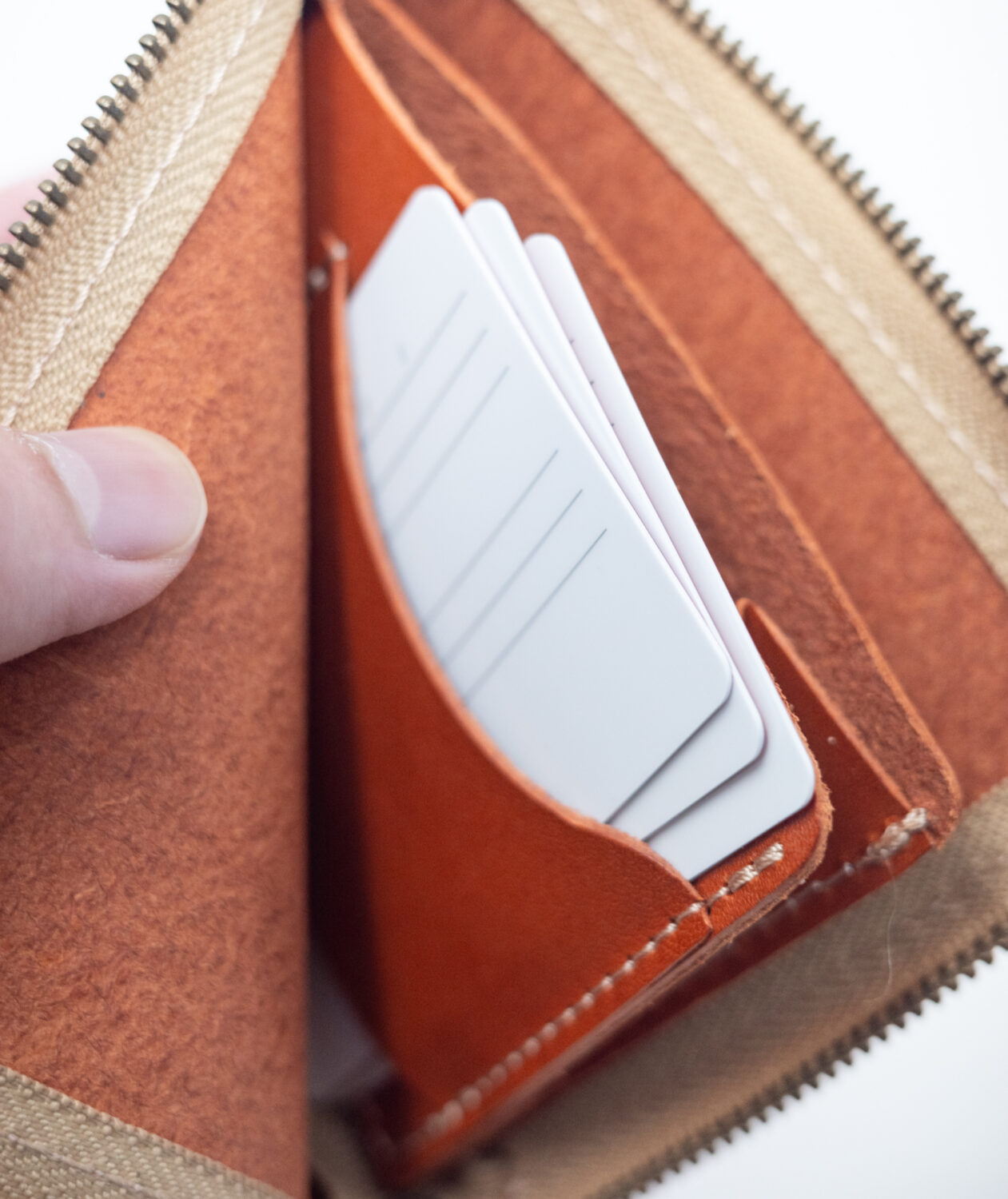 ネイティブ クリエイションのL字ファスナー薄型ミニ財布の内側ポケットのカードを入れた様子には3枚まで収納可能