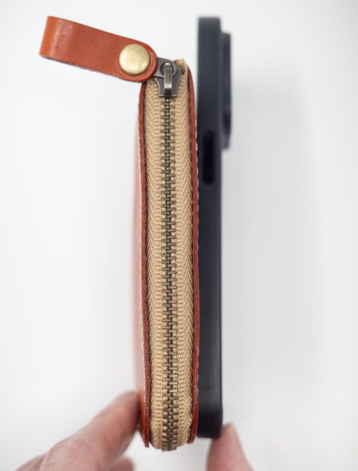 ネイティブ クリエイションのL字ファスナー薄型ミニ財布とiPhoneの薄さ比較