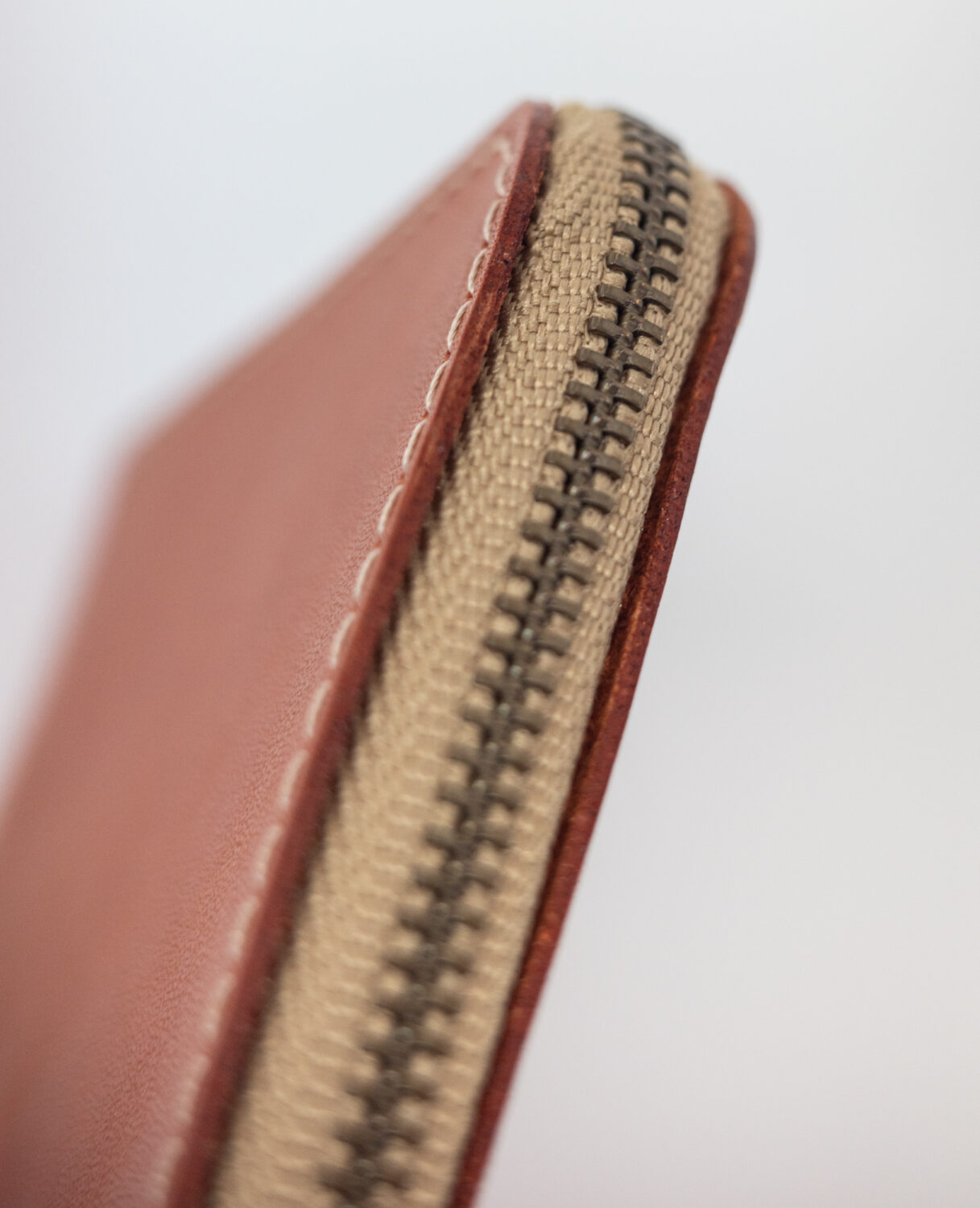 ネイティブ クリエイションのL字ファスナー薄型ミニ財布のコバ処理は丁寧