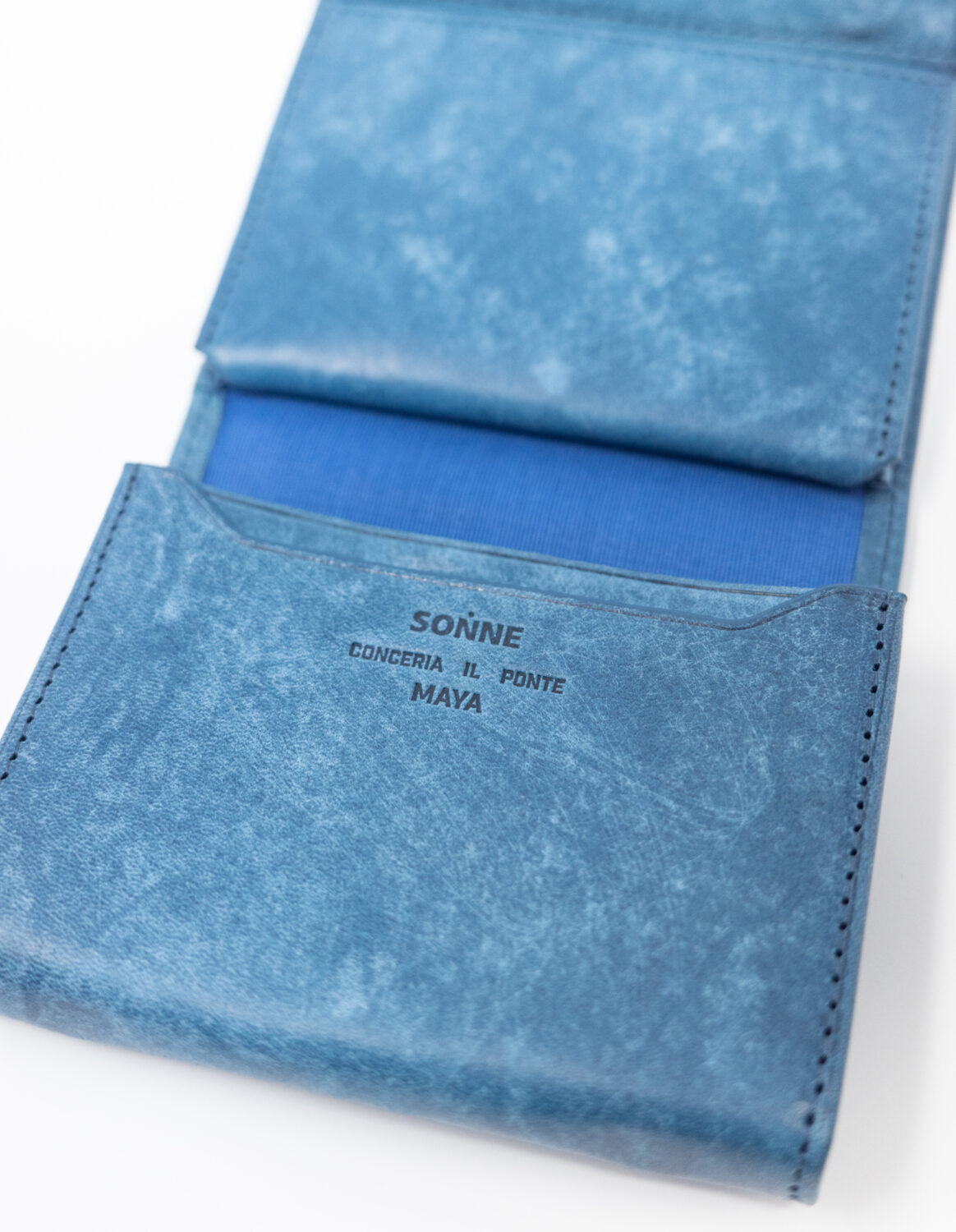 SONNE(ゾンネ)のMAYA二つ折り財布の内装のロゴ