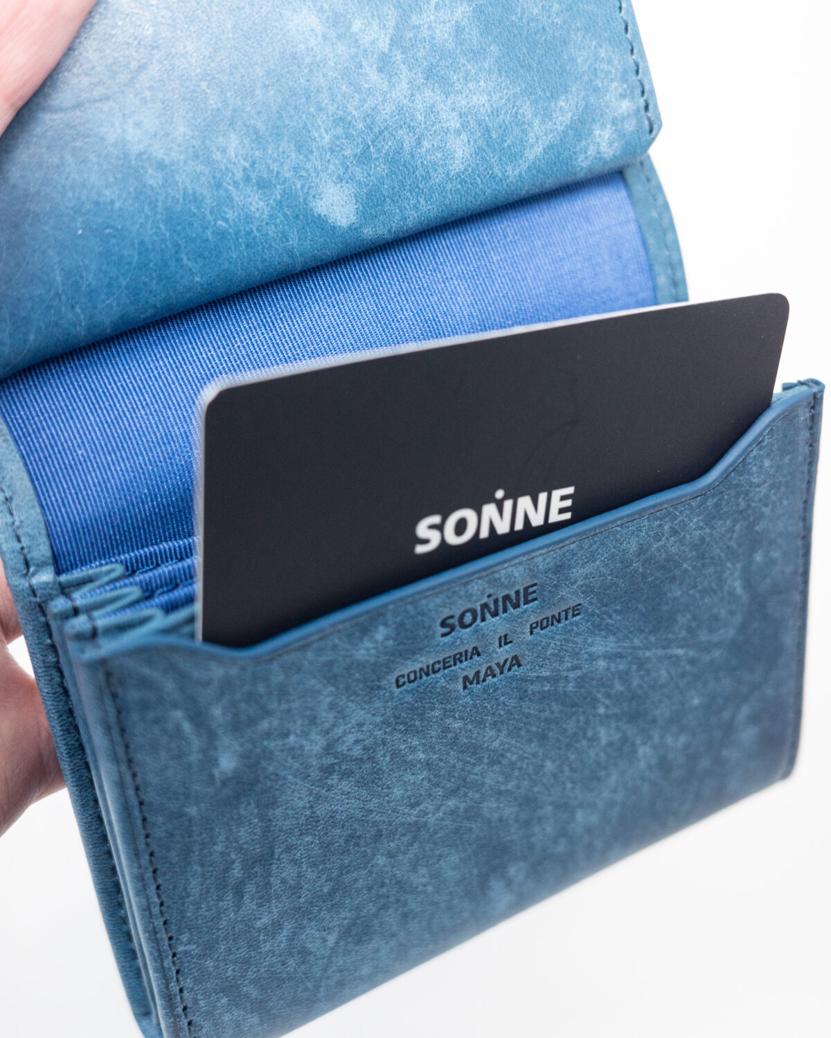 SONNE(ゾンネ)のMAYA二つ折り財布の外カードポケット