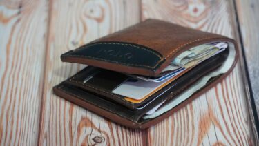 【自宅で簡単】革財布の型崩れの直し方！防止策までわかりやすく解説